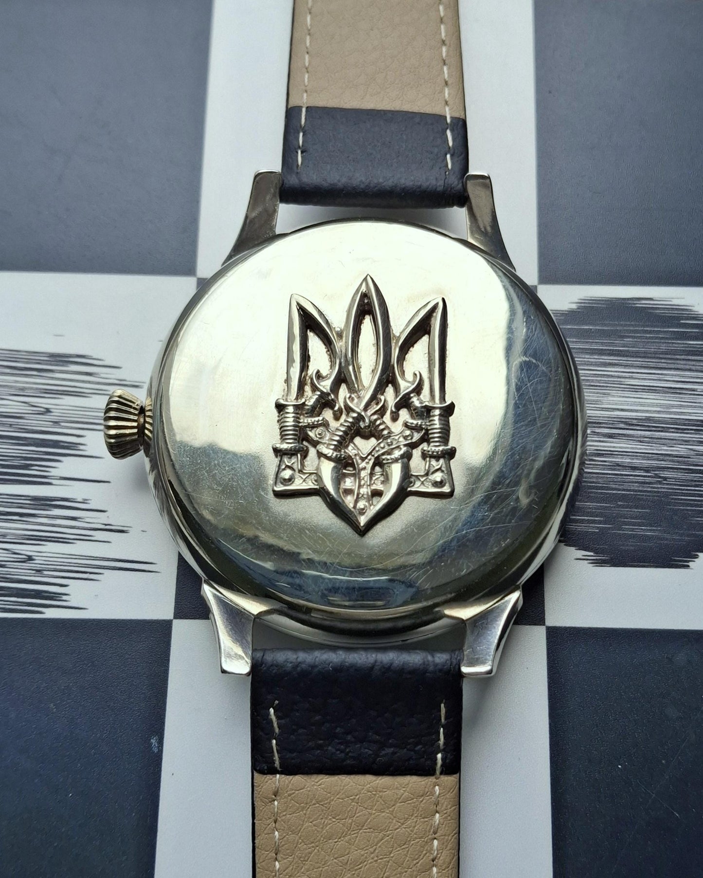 Vintage watch with Trident - "Si vis pacem, para bellum"